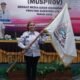 Ketua terpilih saat mengibarkan bendera Pataka SMSI, Selasa (6/12/2022)