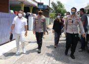 Kapolrestabes Medan Patroli Jalan Kaki di Pemukiman Warga Cek Situasi Kamtibmas