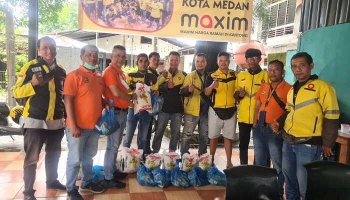 Ketua Pewarta Berbagi Sembako ke Pengemudi Ojol di Jumat Barokah