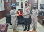 Kombes Pol Valentino Terima Cinderamata dari Polwan Misi Perdamaian PBB