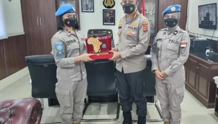 Kombes Pol Valentino Terima Cinderamata dari Polwan Misi Perdamaian PBB 