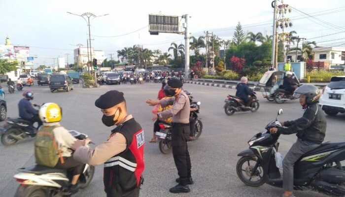 Wakasat Samapta Polrestabes Medan Dampingi Pengaturan di Jalan Raya