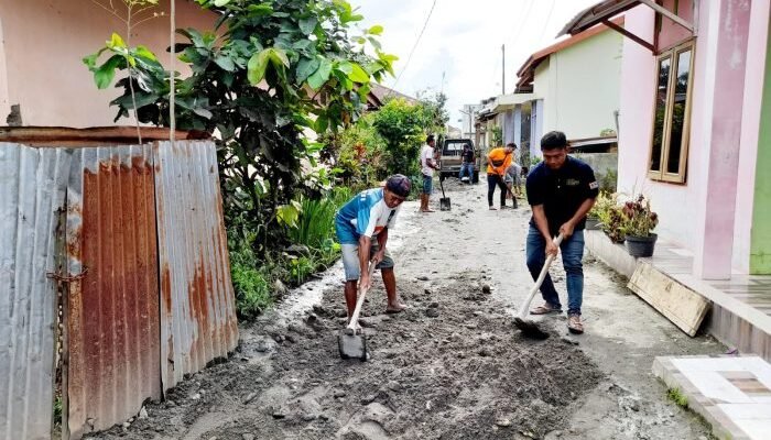 SMSI Bantu Puluhan Sak Semen dan Sirtu untuk Beton Jalan Terdampak Banjir