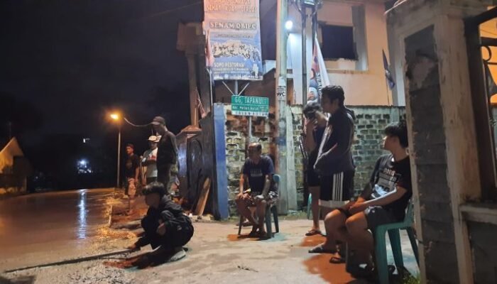 Antonius Pantau Langsung Pelaksanaan Cor Beton Jalan Hingga Dini Hari 