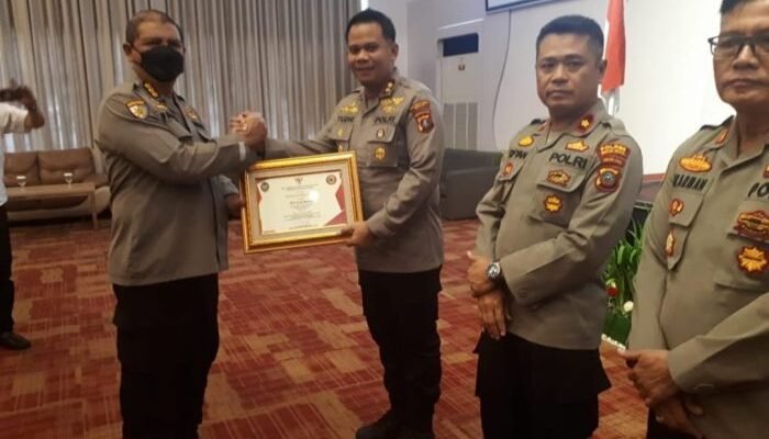 Wakapolrestabes Medan Terima Penghargaan dari Irwasda Polda Sumut