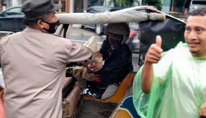 Sat Binmas Polrestabes Berbagi Kepada Warga Kurang Mampu