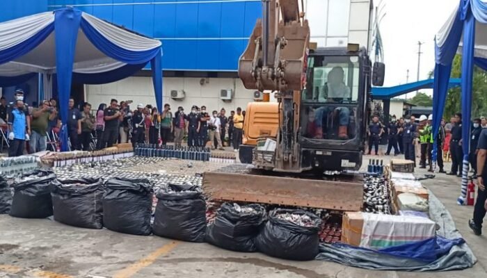 Jutaan Batang Rokok dan Ribuan Barang Ilegal Dimusnahkan Bea Cukai Palembang 