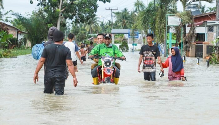Bupati Sergai Kembali Terobos Banjir Temui Korban di Posko Pengungsian