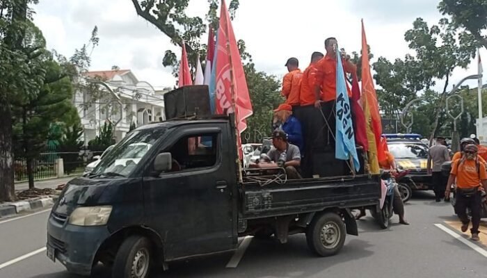 Polisi Kawal Aksi Karnaval Partai Buruh di Kantor Gubsu&nbsp;