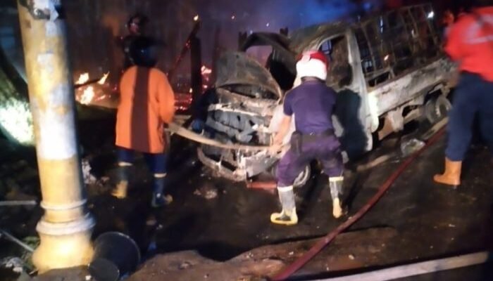 Mobil Bawa Minyak Ilegal Meledak, Bakar 5 Rumah di Muba