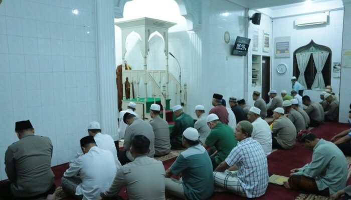 Wakapolda Sumut Subuh Berjamaah di Masjid Al-Ikhlas Medan Selayang