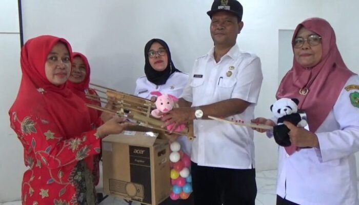 Lurah Denai Serahkan Perlengkapan Mengajar PAUD Harapan Bunda