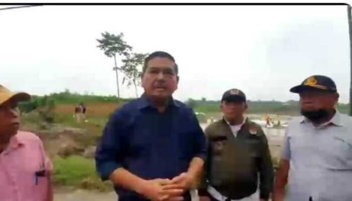 Tinjau Dampak Banjir, Parlindungan Purba Apresiasi Pemkab DS Cepat Tanggap Bangun Tanggul Jebol