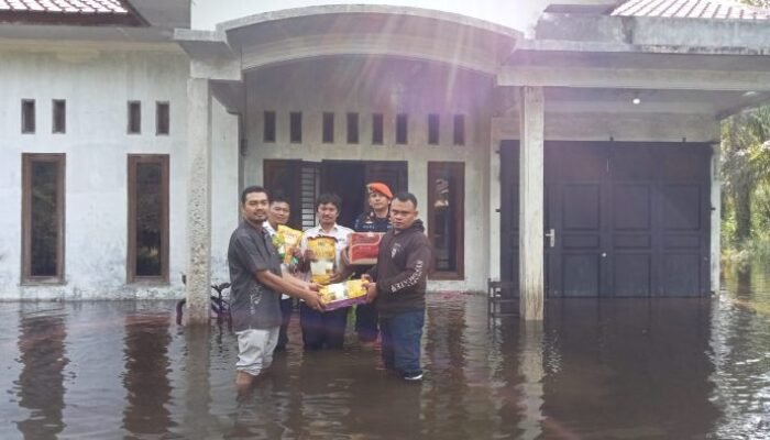DPC SPKA dan Manajemen Kunjungi Rumah Pegawai Terendam Banjir