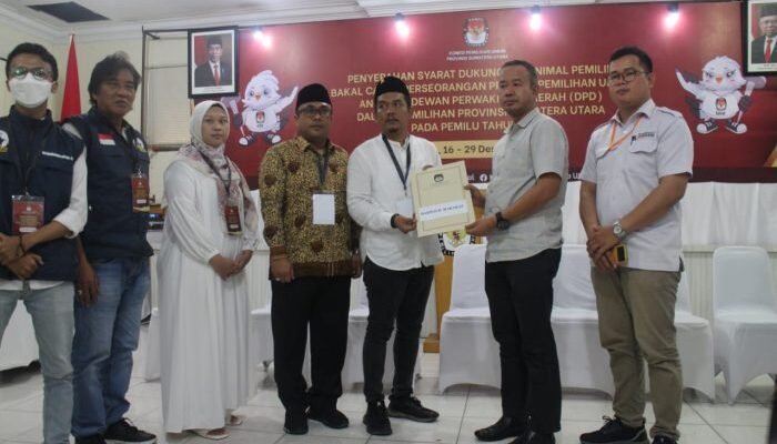 Kerabat Darwis dan Tim UAS Antarkan Darwis Harahap Serahkan Syarat Dukungan Balon DPD RI ke KPU Sumut