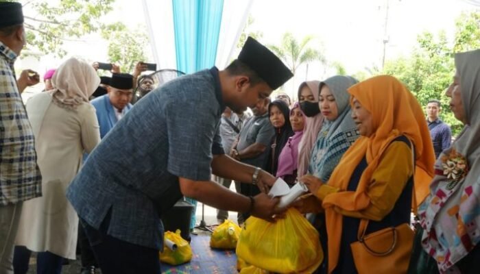 Plt Bupati Langkat Serahkan 150 Paket Sembako untuk Guru Ngaji se Teluk Aru