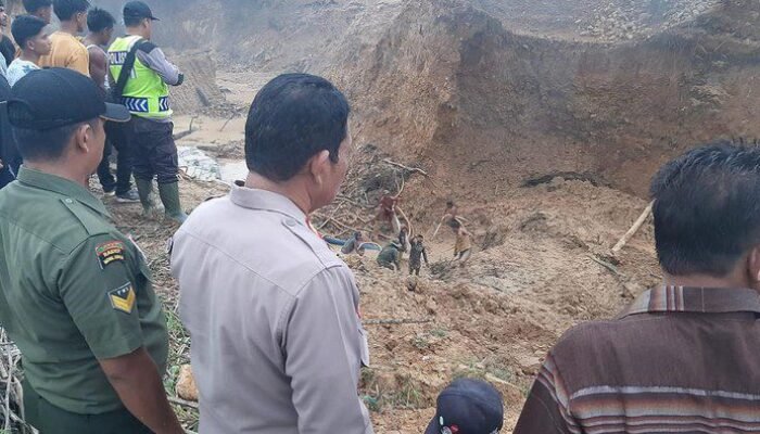 2 Warga Tertimbun Longsor di Bekas Tambang Madina Selama 12 Jam Akhirnya Ditemukan