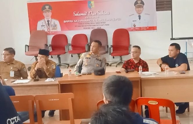 Kapolsek Indrapura, AKP Jonni H Damanik, bersama Kades Tanah Merah, Konsultan Pertambangan saat musyawarah terkait Galian C Tanjung Muda di Balai Desa Tanah Merah, Air Putih. (Poto : Sholeh Pelka)
