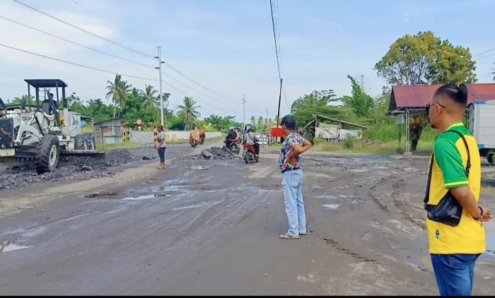 Swadaya warga dibantu Kadis PUTR Batu Bara dan Bravo 5 tutupi jalan berlobang di Jalan Acces Road Inalum, Pajak Sore Desa Pakam. (Foto : Sholeh Pelka)