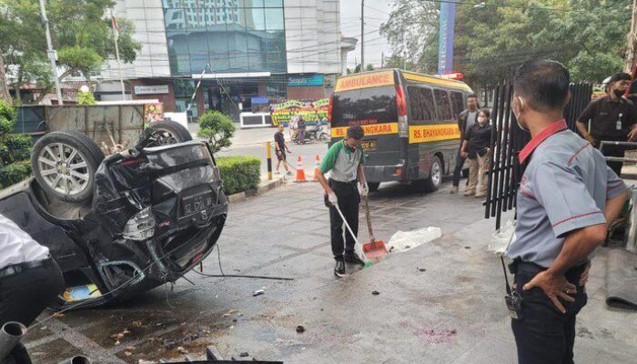 Tabrak Pembatas Jalan, Pengemudi Honda Jazz Tewas Tertancap Pagar di Medan