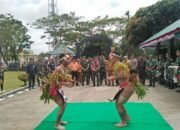 Mayjen TNI Achmad Daniel Disambut Tarian “Magis” Turuk Laggai di Kodim 0319/Mentawai 