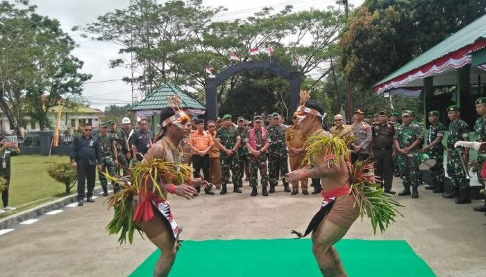 Mayjen TNI Achmad Daniel Disambut Tarian “Magis” Turuk Laggai di Kodim 0319/Mentawai 