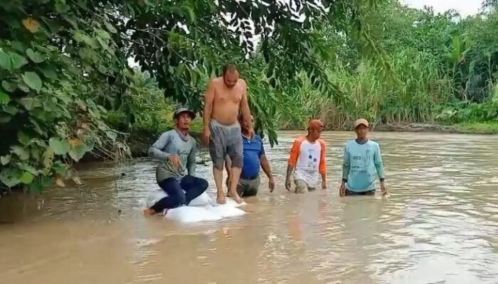 Pimpin Gotong Royong, Kades Sukaraja Buka Baju Bersama Petani Tutupi Tanggul Jebol