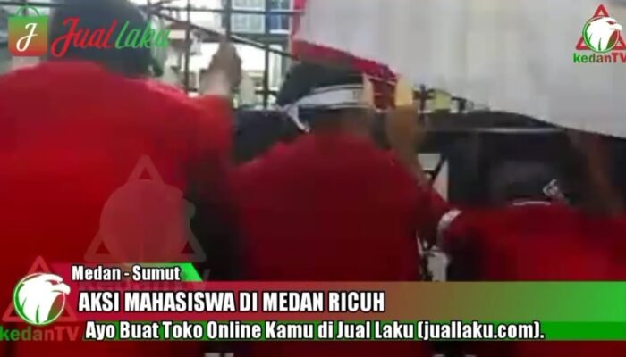 Rusak Pagar, Ratusan Massa Mahasiswa Duduki DPRD Sumut