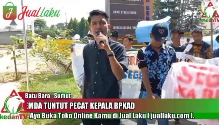 Massa Aksi Hadiahi DPRD Batu Bara Keranda Mayat, Singgung Soal Ka BPKAD