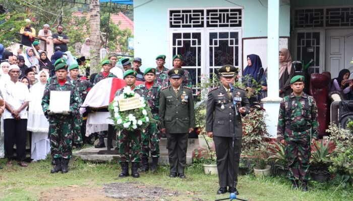 Dandim 0309/Solok jadi Irup Pemakaman Secara Militer Almarhum Serma Edison