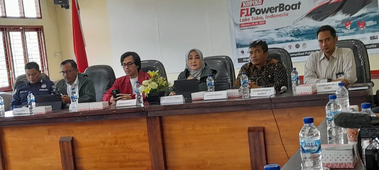 Direktur Informasi dan Komunikasi Perekonomian dan Maritim Ditjen IKP Kementerian Kominfo Septriana Tangkary, kepada para jurnalis baik lokal maupun nasional, saat Media Briefing Kopiko F1 Powerboat Lake Toba, di media centre Pendopo Kantor Bupati Toba. Kamis (23/2/2023). (Foto :Tim).