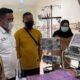 Direktur RSUD Batu Bara, dr. Guruh Wahyu Nugraha bersama Wakil Ketua Kadin Batu Bara, Burhan Saleh, saat meninjau langsung kondisi bayi kembar siam Hasan dan Husin di RSUP H Adam Malik Medan. (Foto Humas)