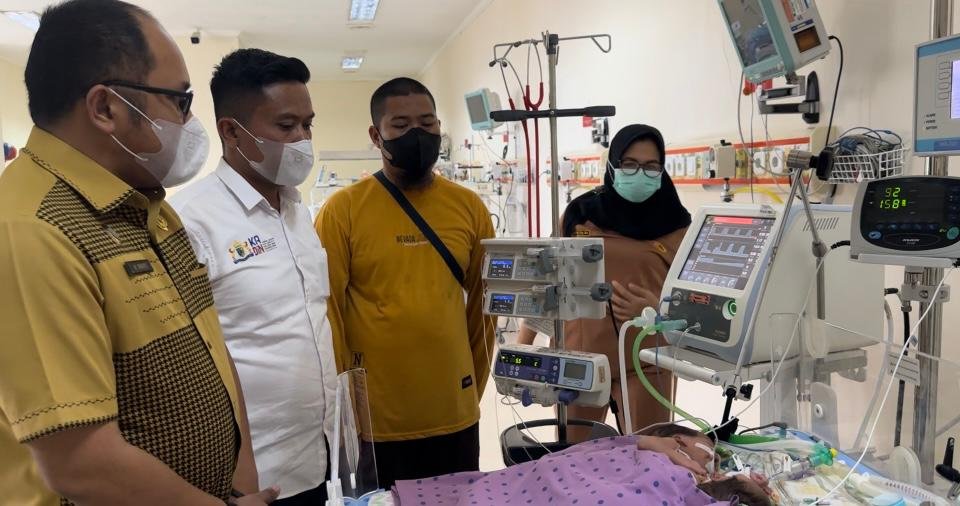 Direktur RSUD Batu Bara, dr. Guruh Wahyu Nugraha bersama Wakil Ketua Kadin Batu Bara, Burhan Saleh, saat meninjau langsung kondisi bayi kembar siam Hasan dan Husin di RSUP H Adam Malik Medan. (Foto Humas)