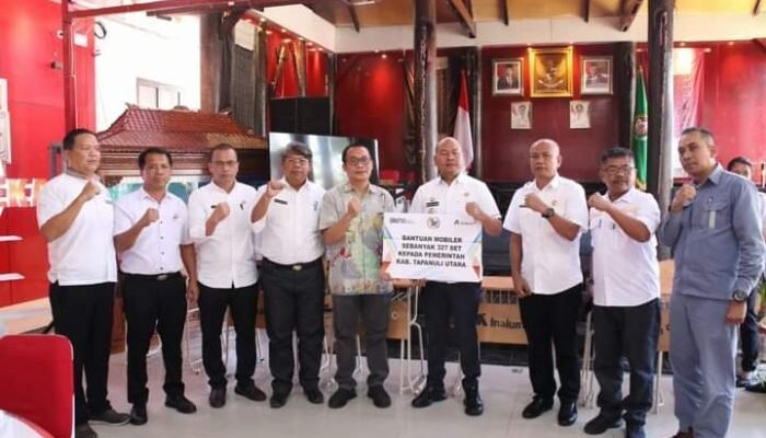Inalum Bersama Bupati Taput Serahkan Bantuan 327 Set Mobiler Sekolah