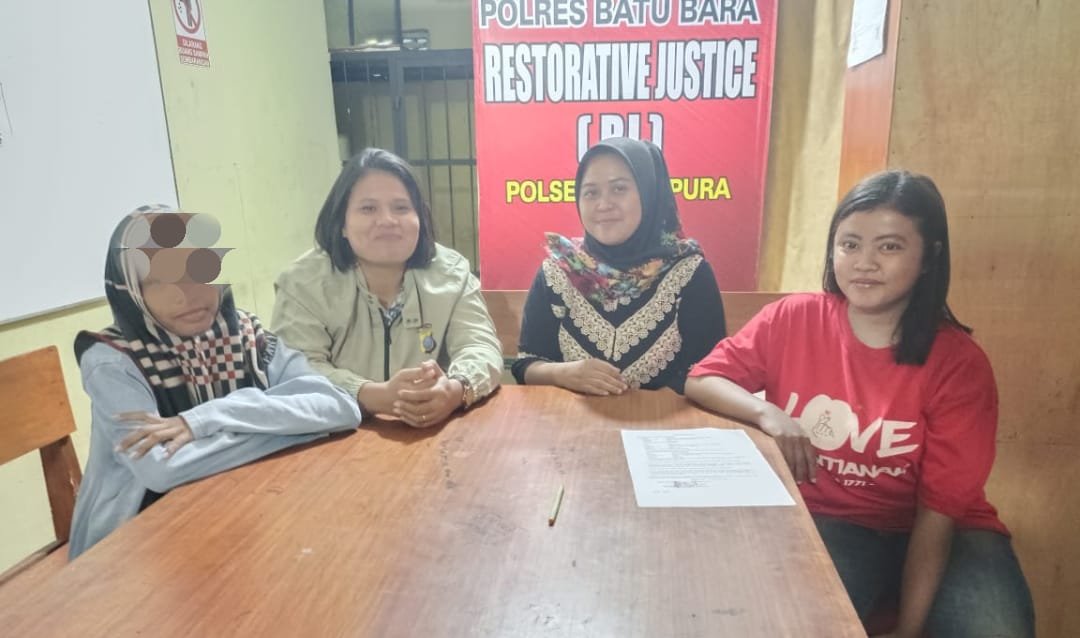Irma Sari bersama Mariana dan putrinya AH didampingi Briptu Rhomaito saat melakukan perdamaian di Polsek Indrapura, Polres Batu Bara. (Foto: Humas)
