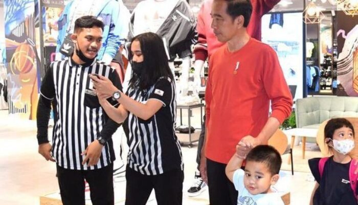 Jokowi Ajak 2 Cucunya Main ke Mal di Medan, Pengunjung Antusias