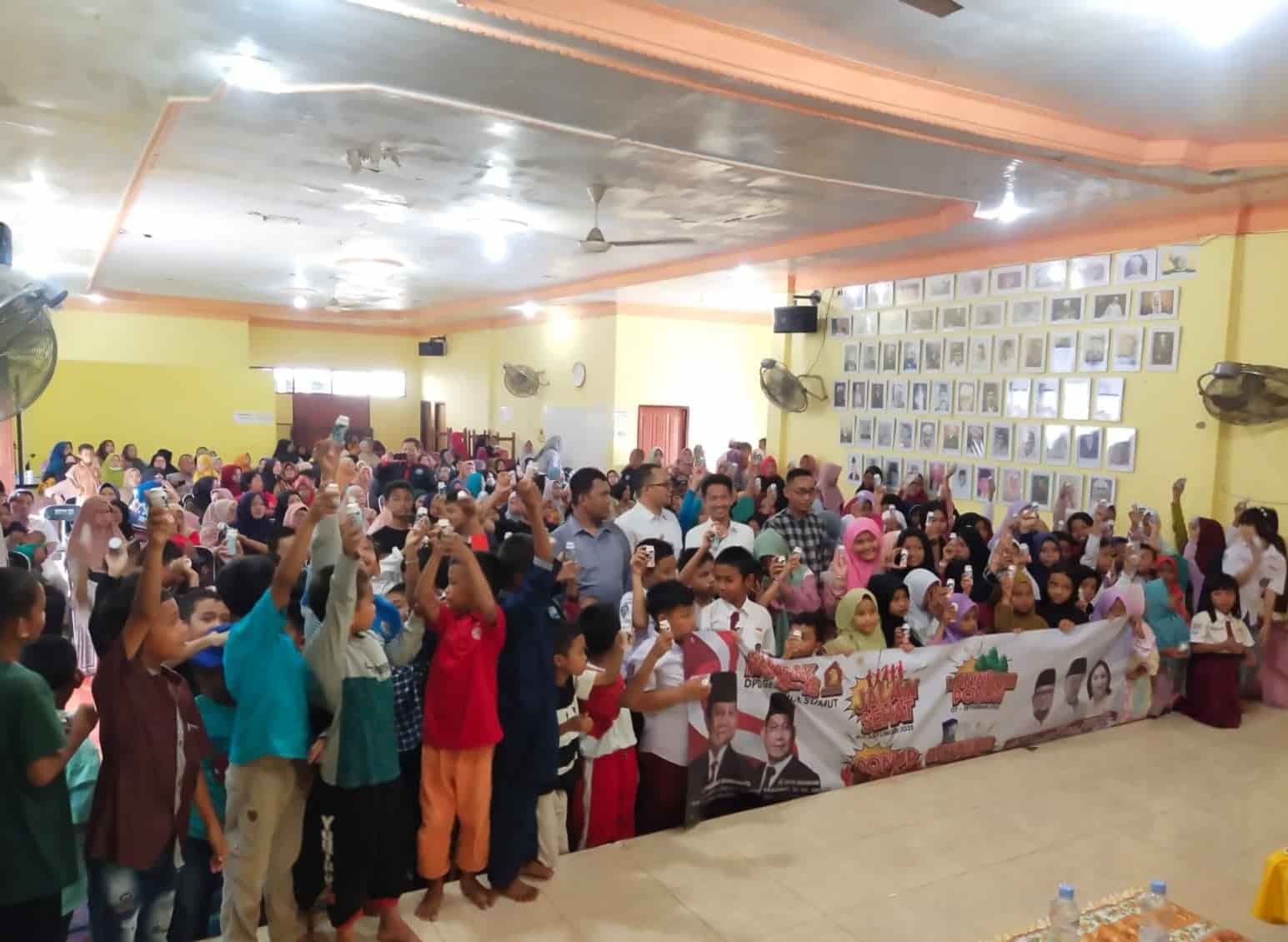 Kader Gerindra bersama anak-anak panti asuhan.