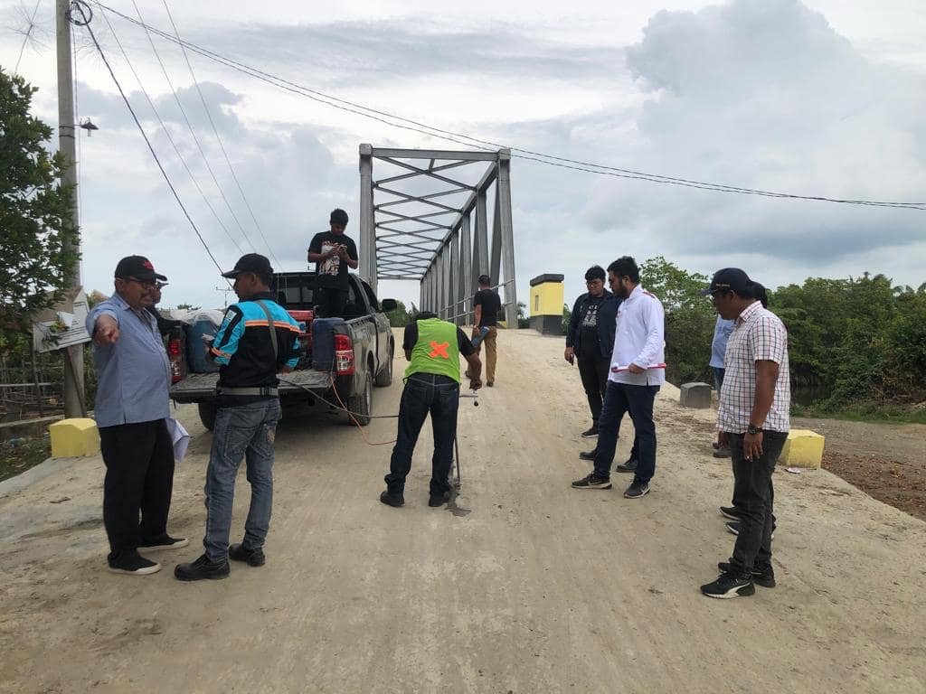 Kadis PUTR bersama jajaran saat kunjungi lokasi jembatan, Jum'at (1722023). (Foto Tim).