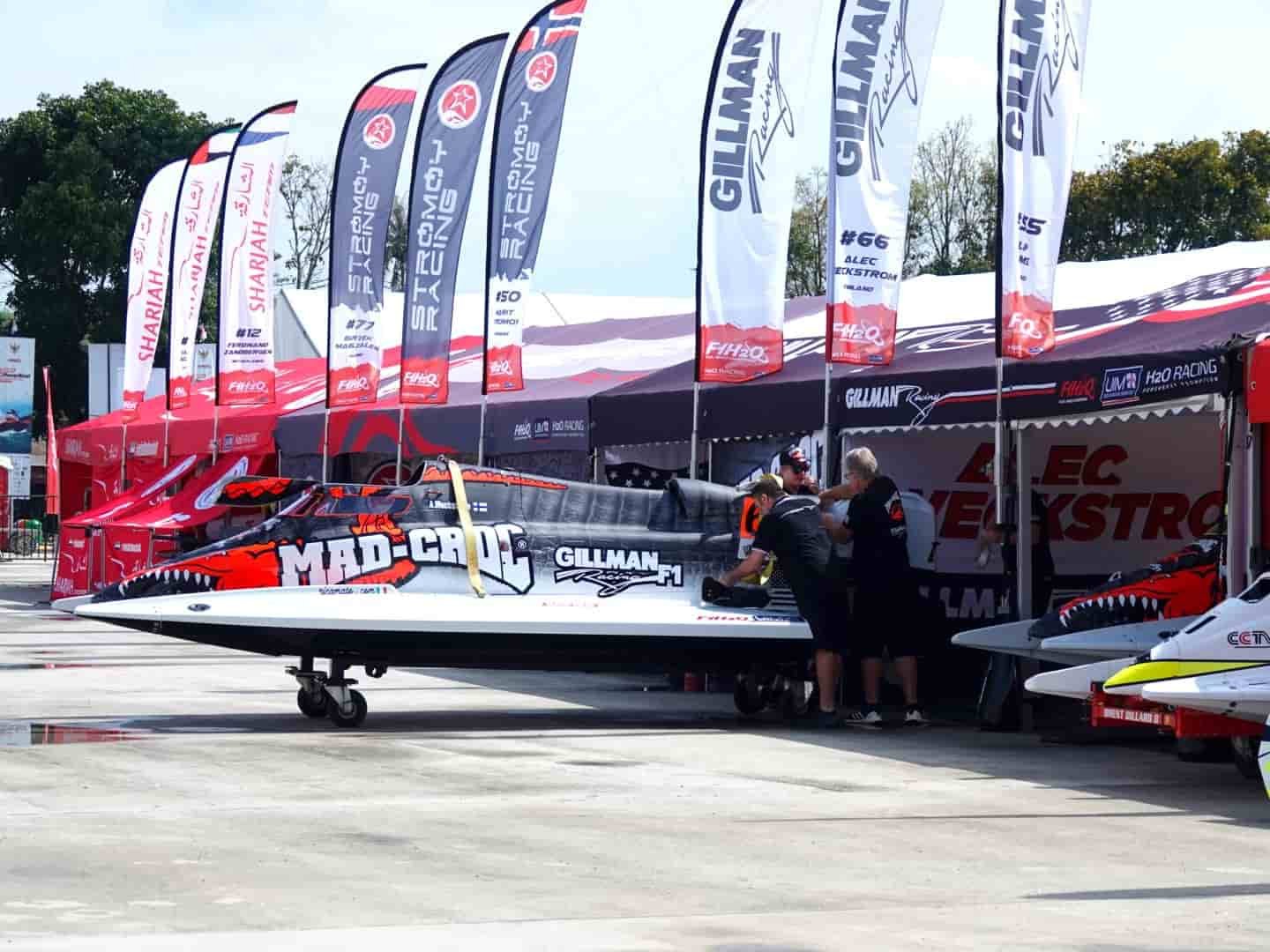 Para pebalap sedang bersiap paddock F1 Powerboat, Balige, Kabupaten Toba, Jumat (24/2). Para pebalap akan melakukan sesi latihan. Sesuai jadwal, para pebalap akan melakukan babak kualifikasi di tanggal 25 Februari 2023 dan balap di 26 Februari 2023. (Foto : Ist)