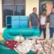 Pelaku pencurian dengan pemberatan Iwan, warga Kelurahan Pangkalan Dodek saat diamankan di Polsek Medang Deras bersama barang bukti. (Foto Humas)
