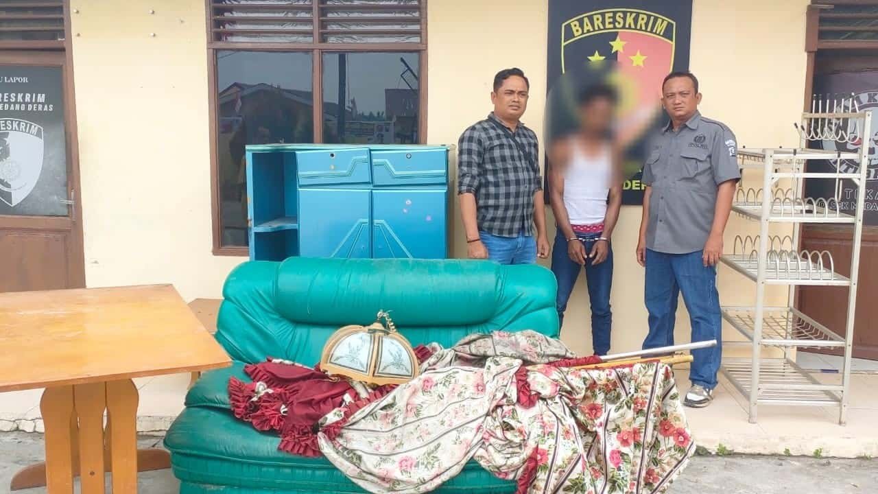 Pelaku pencurian dengan pemberatan Iwan, warga Kelurahan Pangkalan Dodek saat diamankan di Polsek Medang Deras bersama barang bukti. (Foto Humas)