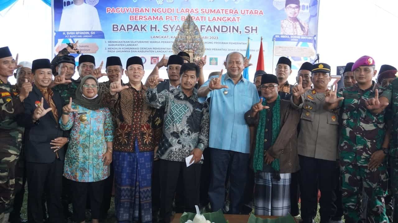 Plt Bupati Langkat Syah Afandin bersama tokoh paguyuban dan kepolisian dan TNI, Kamis (16/2/2023). (Foto : Tim).
