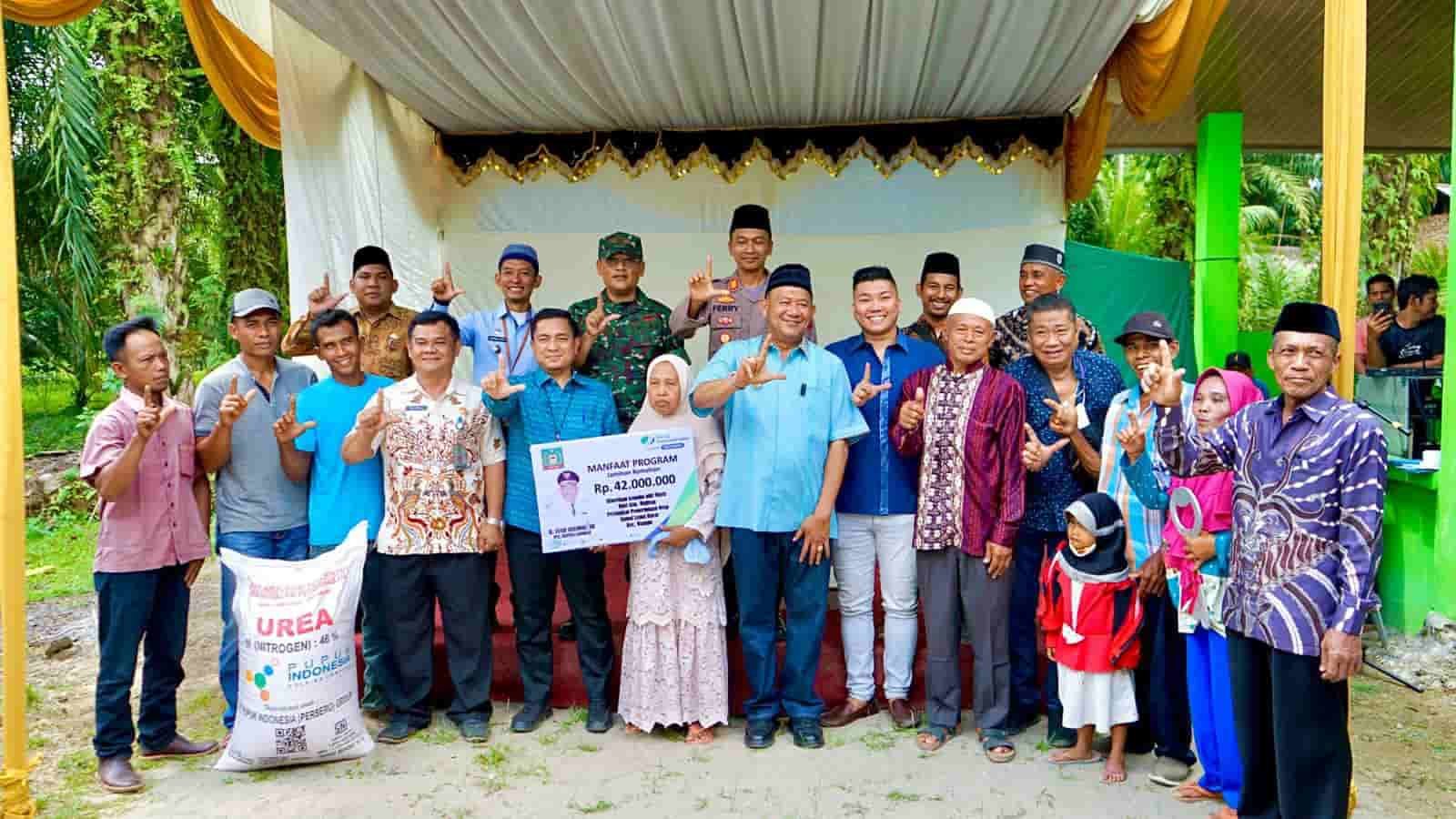 Plt Bupati Langkat Syah Afandin bersama warga, Kamis (1622023). (Foto Tim).