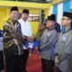 Plt Bupati Langkat Syah Afandin saat memberikan bantuan, Jum'at (1722023). (Foto Tim).
