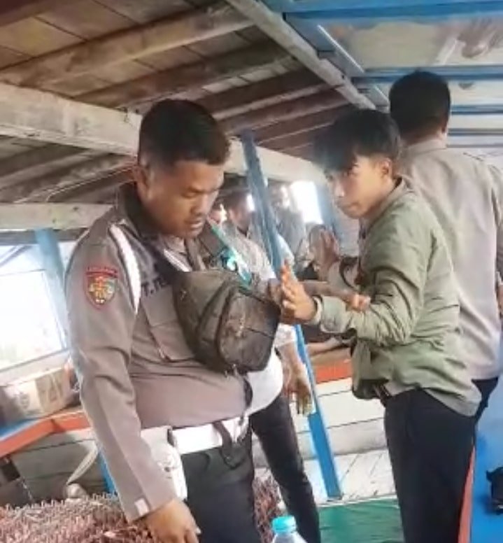 Satuan Polres Kubu Raya saat mengamankan Terduga Pelaku pembunuhan Driver Ojol, Sabtu (2522023). (Foto Tim).