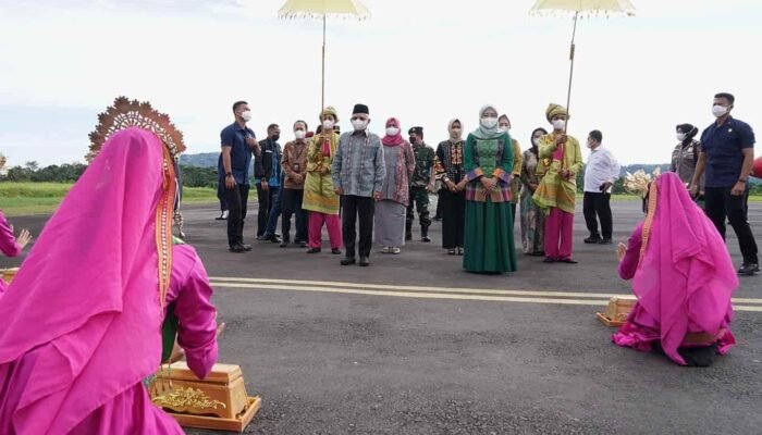 Pemprovsu Sambut Kunjungan Wapres ke Tapteng, KH Ma’ruf Amin Disuguhi Tari Tepak Sirih