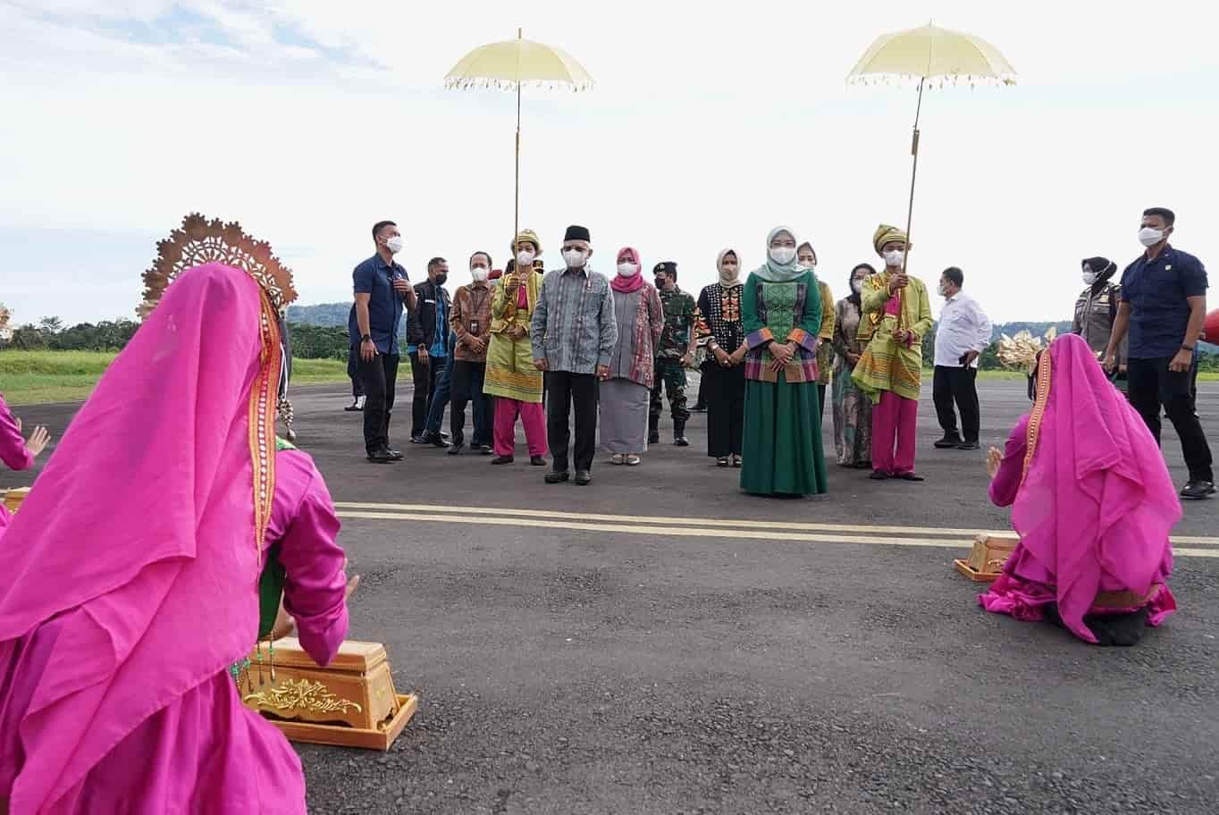 Sekretaris Daerah (Sekda) Provinsi Sumut, Arief Sudarto Trinugroho bersama Ketua Tim Penggerak Pemberdayaan dan Kesejahteraan Keluarga (TP PKK) Sumut Nawal Lubis dan Forkopimda menyambut kedatangan Wakil Presiden Republik Indonesia, K.H. Ma'ruf Amin di Bandar Udara FL. Tobing, Kabupaten Tapanuli Tengah, Selasa (14/02/2023). Adapun kunjungan Wapres dalam rangka menghadiri acara Barus Bershalawat untuk Indonesia. (Foto : tim).