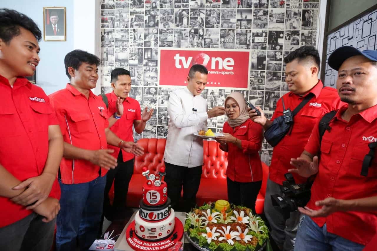Wakil Gubernur Sumatera Utara (Wagub Sumut), Musa Rajekshah menghadiri perayaan Hari Ulang Tahun (HUT) ke-15 TV One di kantornya yang berada di Jalan KH Syaikh Abdul Wahab Rokan, Glugur Darat, Selasa (14/2/2023). (Foto : Tim).