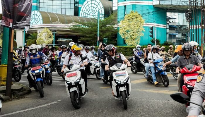 Bobby Nasution & Ridwan Kamil Sosialisasikan Sepeda Motor Listrik di Medan