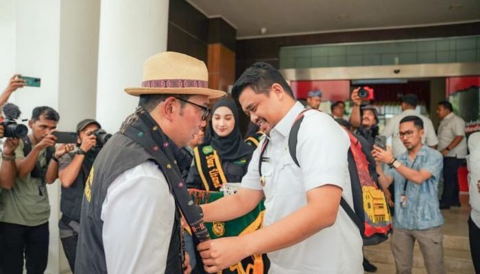 Bobby Nasution Ulosi Kang Emil di Balai Kota Medan